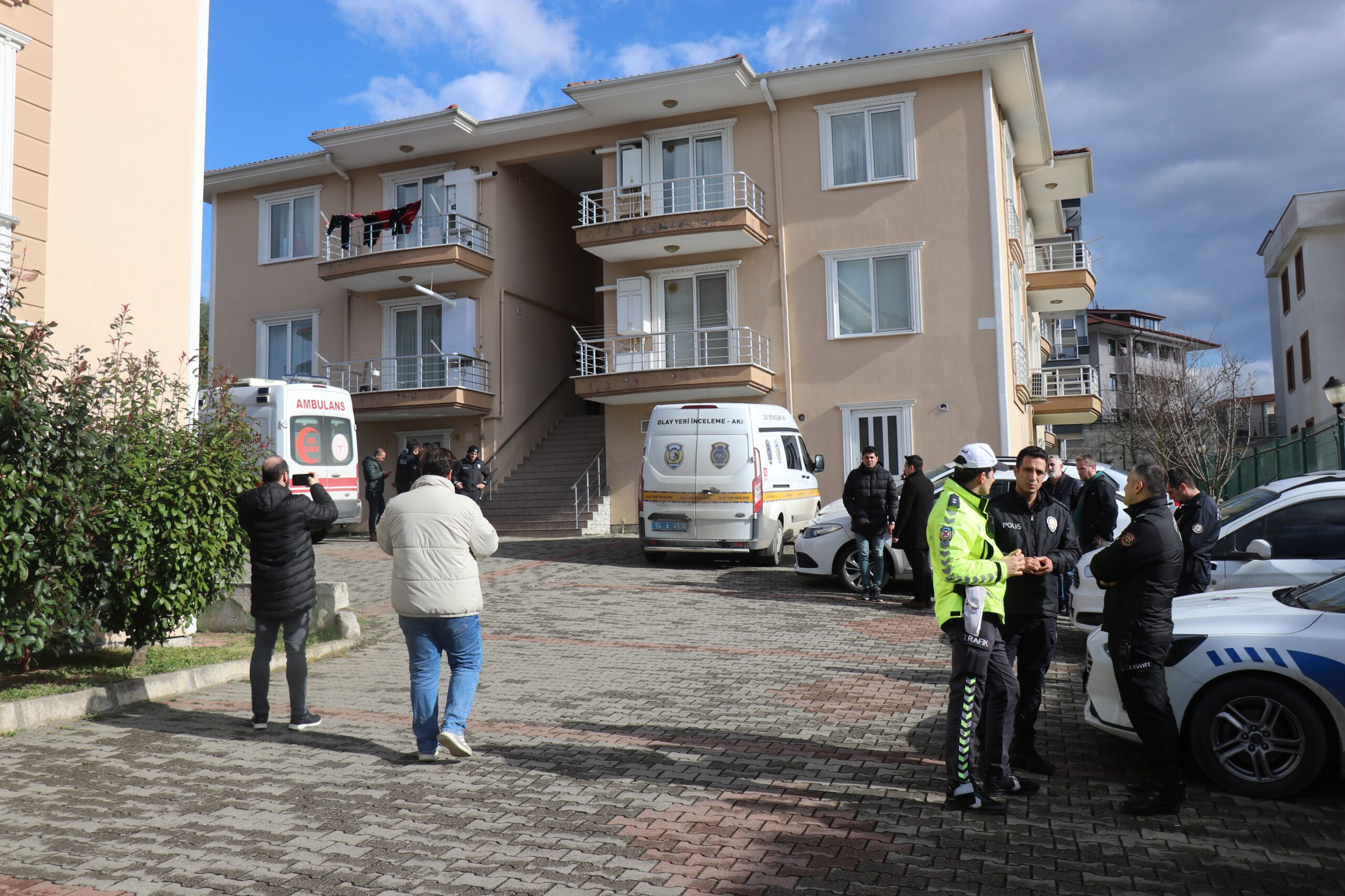 Komşuda polis cinneti: 3 ölü - Resim : 4