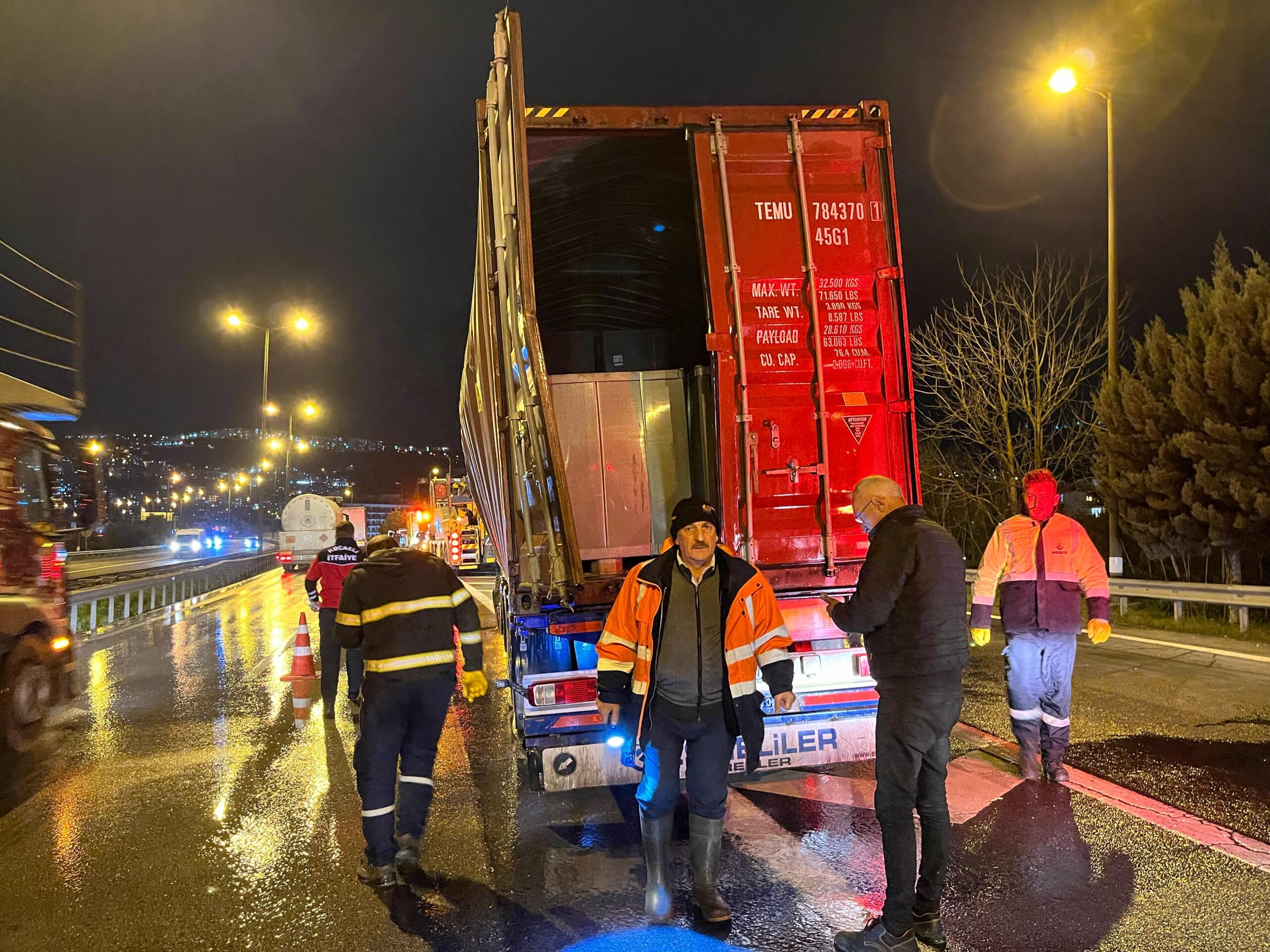 KORKUNÇ OLAY! TIR’ın dorsesi patladı - Resim : 1