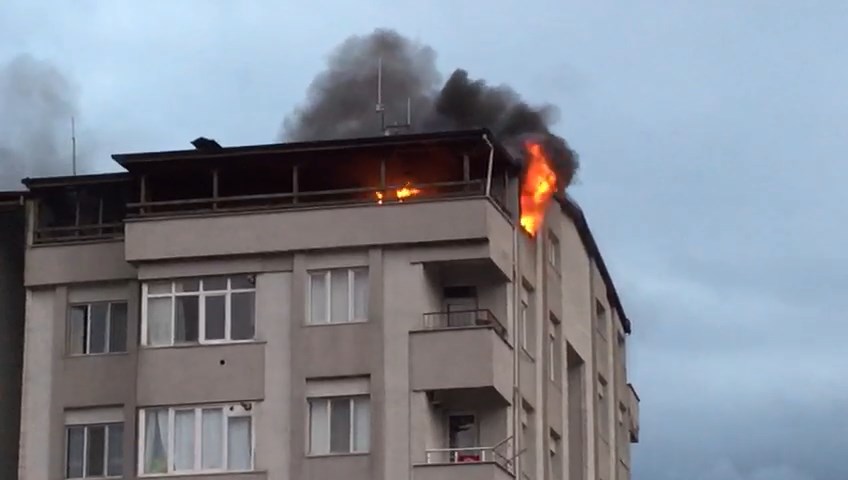 Çayırova'daki apartmanın çatı katı alevler içerisinde kaldı - Resim : 2