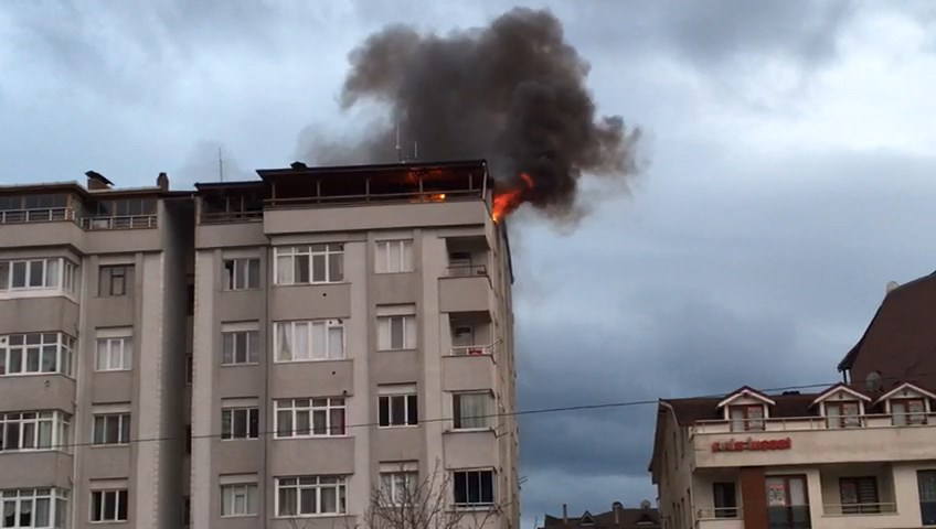 Çayırova'daki apartmanın çatı katı alevler içerisinde kaldı - Resim : 1