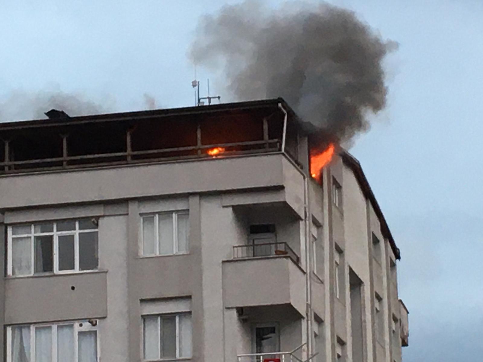 Çayırova'daki apartmanın çatı katı alevler içerisinde kaldı - Resim : 3