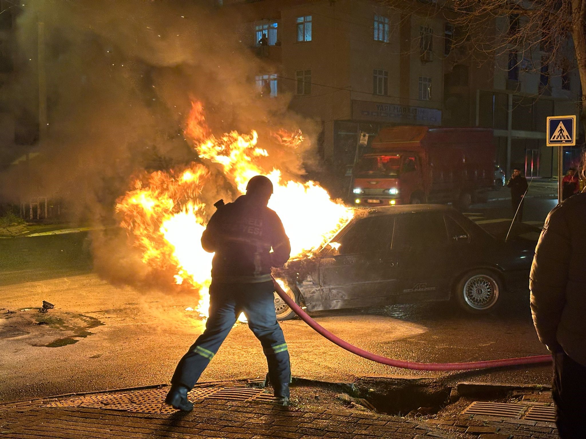 Kocaeli Haber- Seyir halindeki otomobil alev alev yandı! - Resim : 1