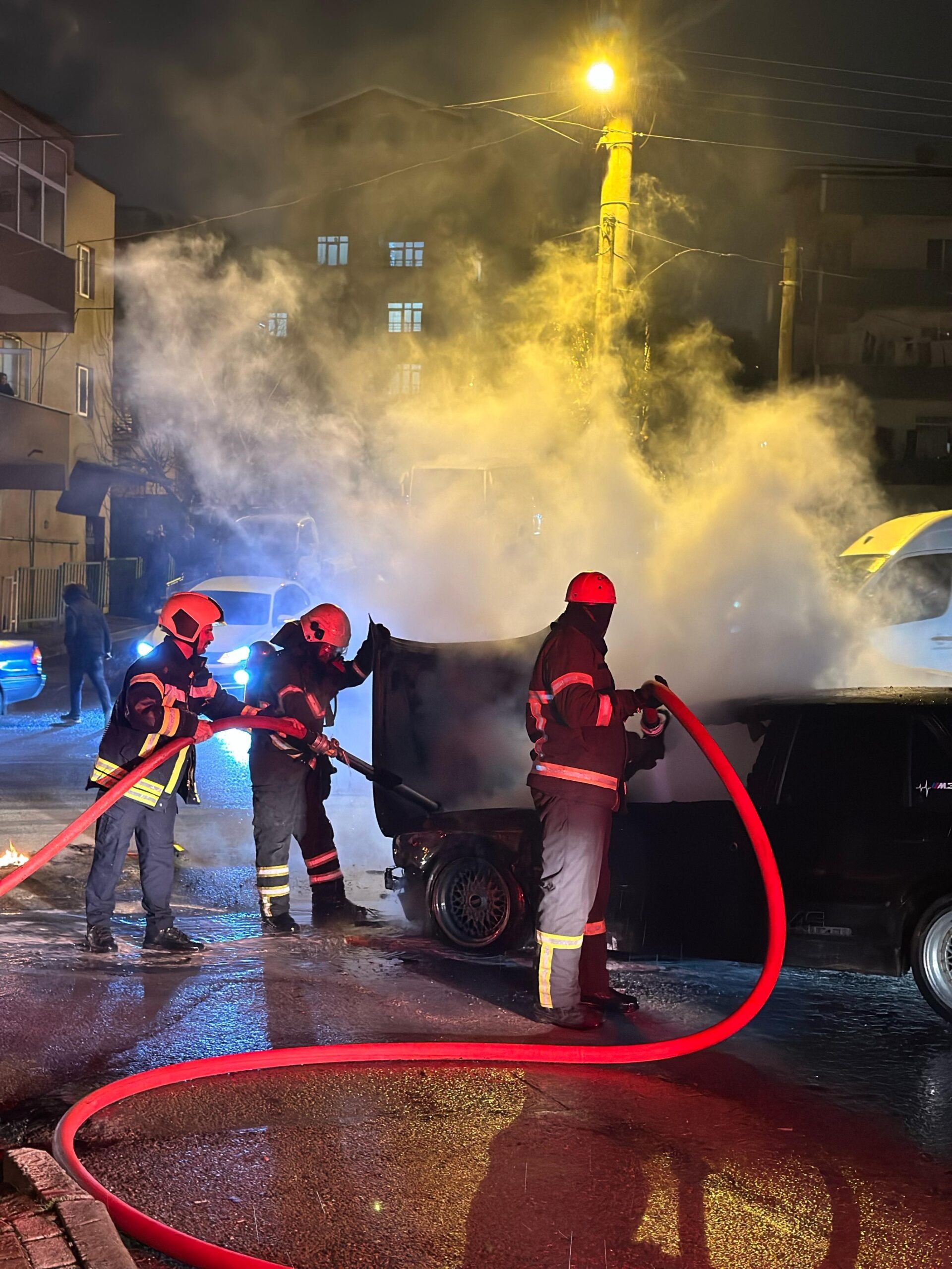 Kocaeli Haber- Seyir halindeki otomobil alev alev yandı! - Resim : 2