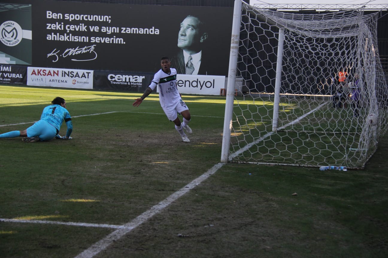 Manisa'da hakem rezaleti 2-1 - Resim : 26