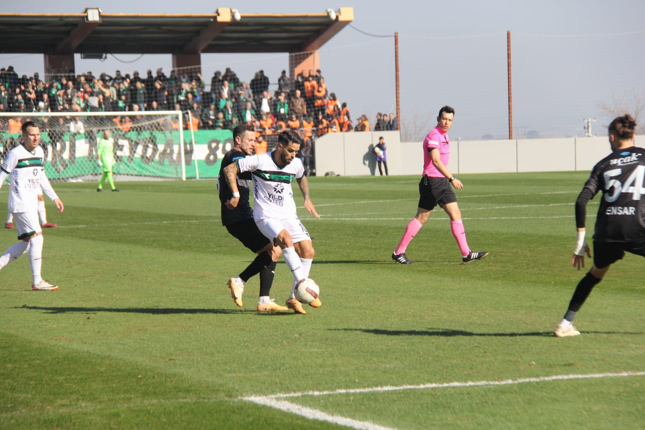 Manisa'da hakem rezaleti 2-1 - Resim : 22