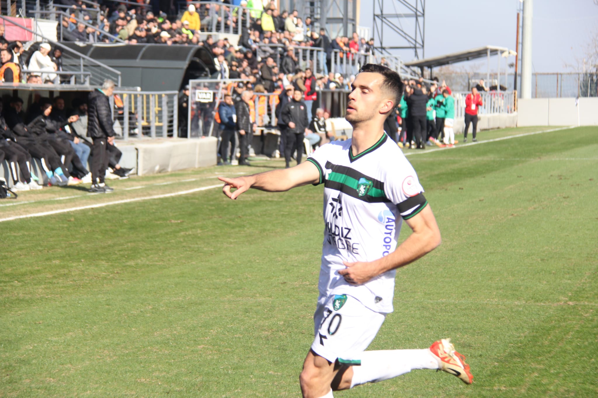 Manisa'da hakem rezaleti 2-1 - Resim : 21