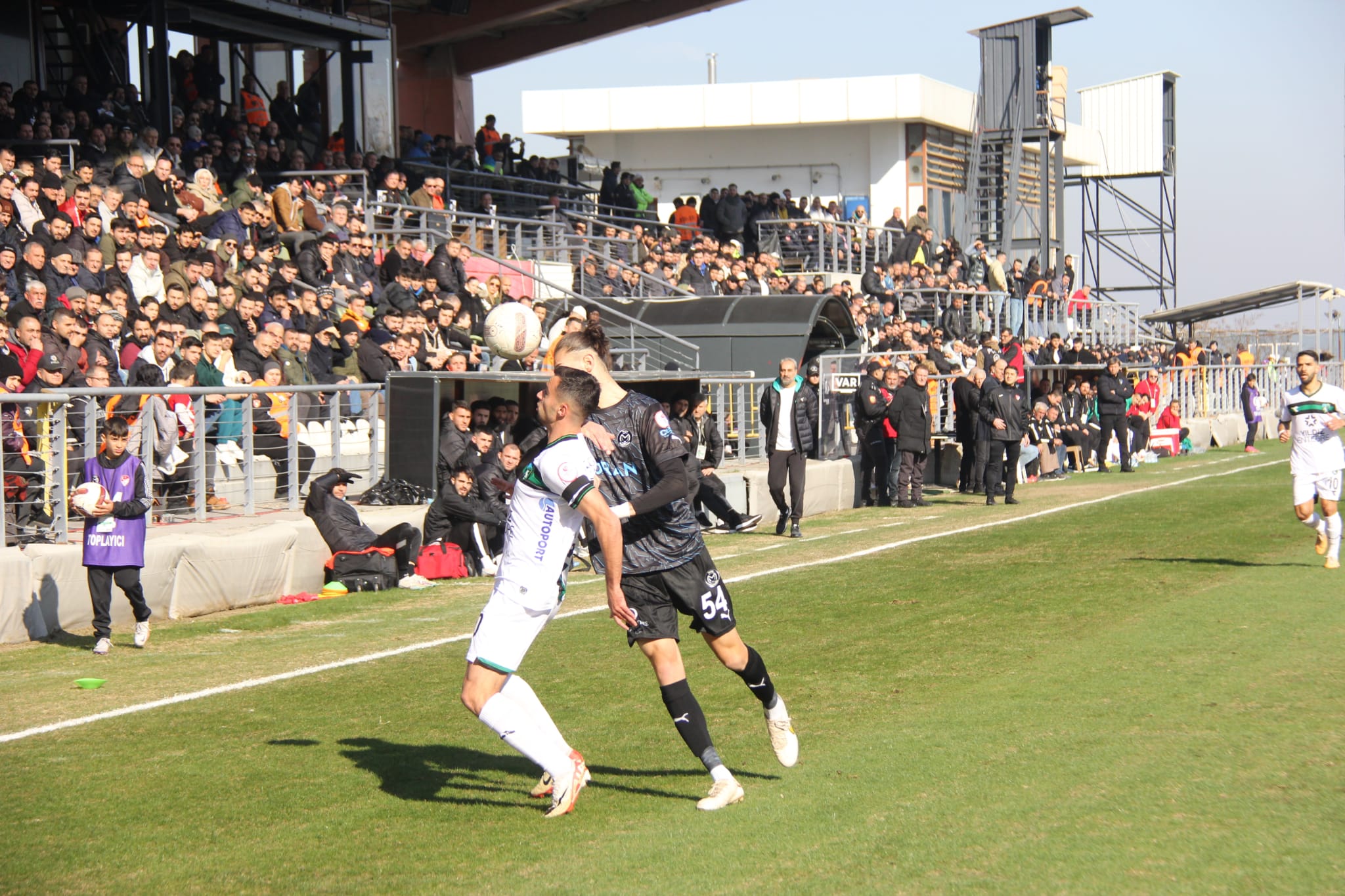 Manisa'da hakem rezaleti 2-1 - Resim : 17