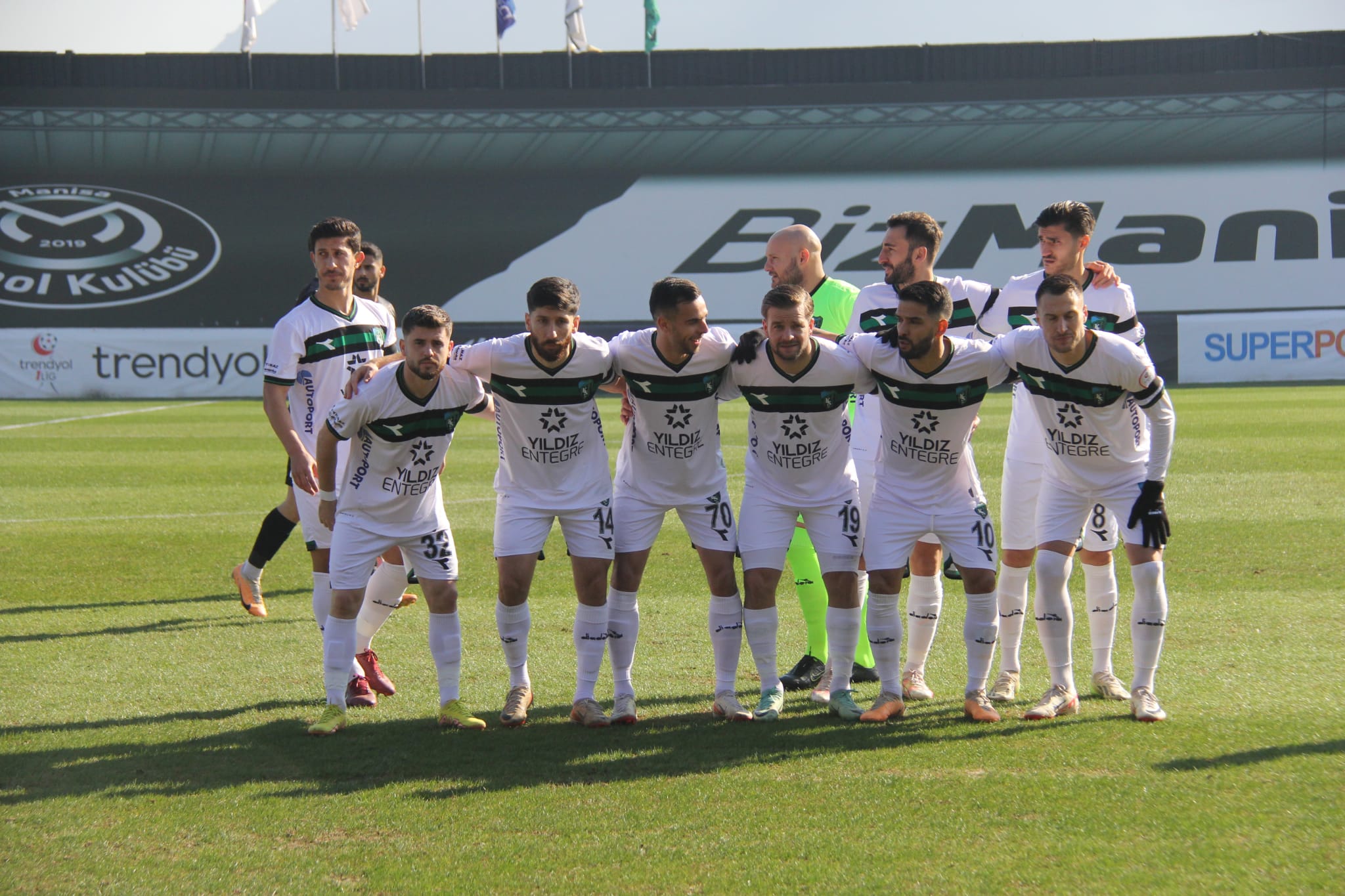 Manisa'da hakem rezaleti 2-1 - Resim : 13