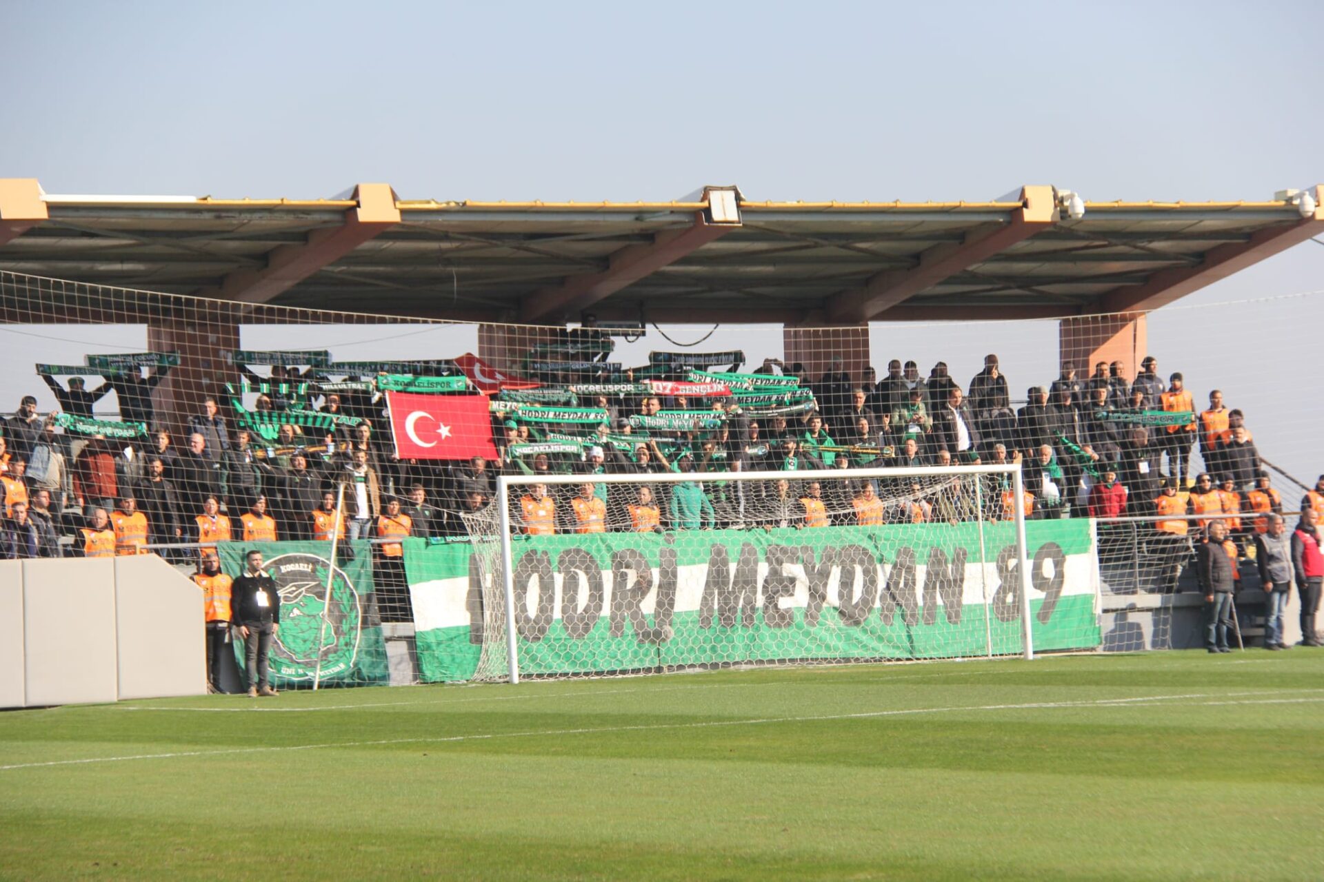 Manisa'da hakem rezaleti 2-1 - Resim : 11