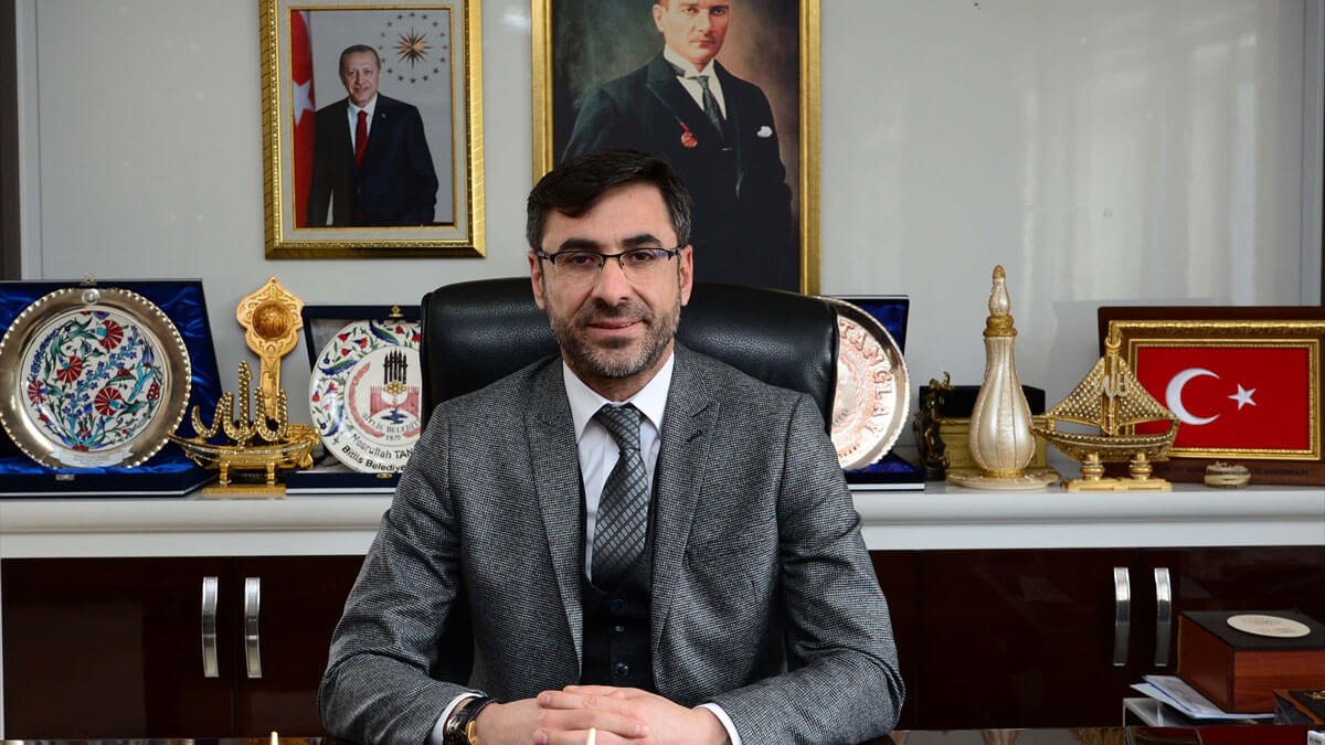 AK Parti Bitlis Belediye Başkan adayı Nesrullah Tanğlay oldu. Nesrullah Tanğlay kimdir? Nesrullah Tanğlay kaç yaşında ve nereli?