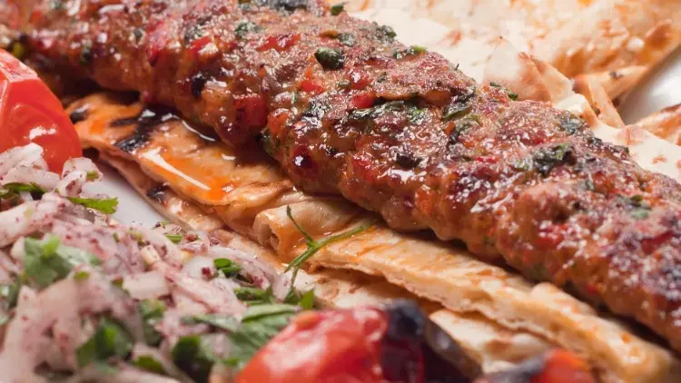 Gelinim Mutfakta Şanlıurfa Söğürmeli Kebap TARİFİ: Söğürme Kebabı Nasıl Yapılır? 12 Şubat Gelinim Mutfakta Şanlıurfa Söğürmeli Kebap - Resim : 1