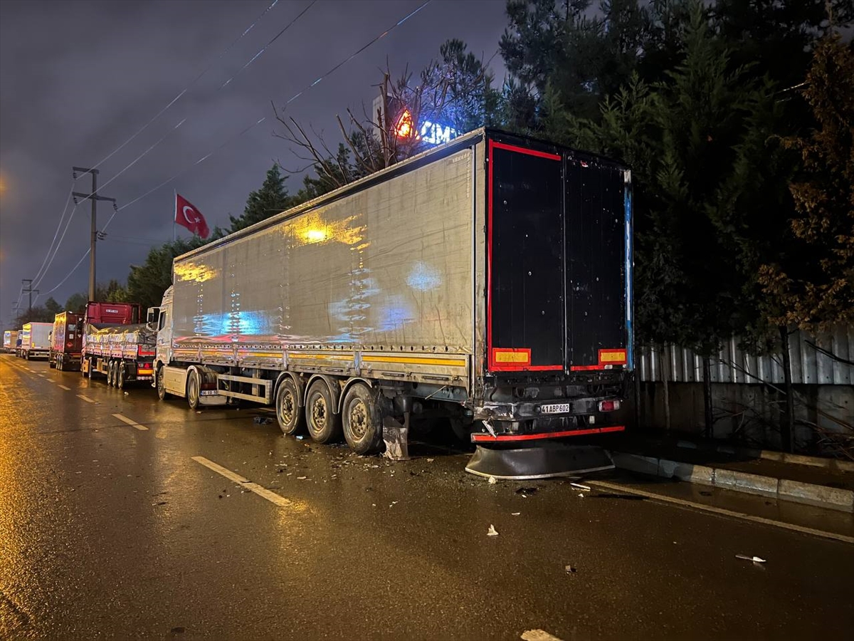 TIR'a çarpan otomobil paramparça oldu: 1 ölü - Resim : 1