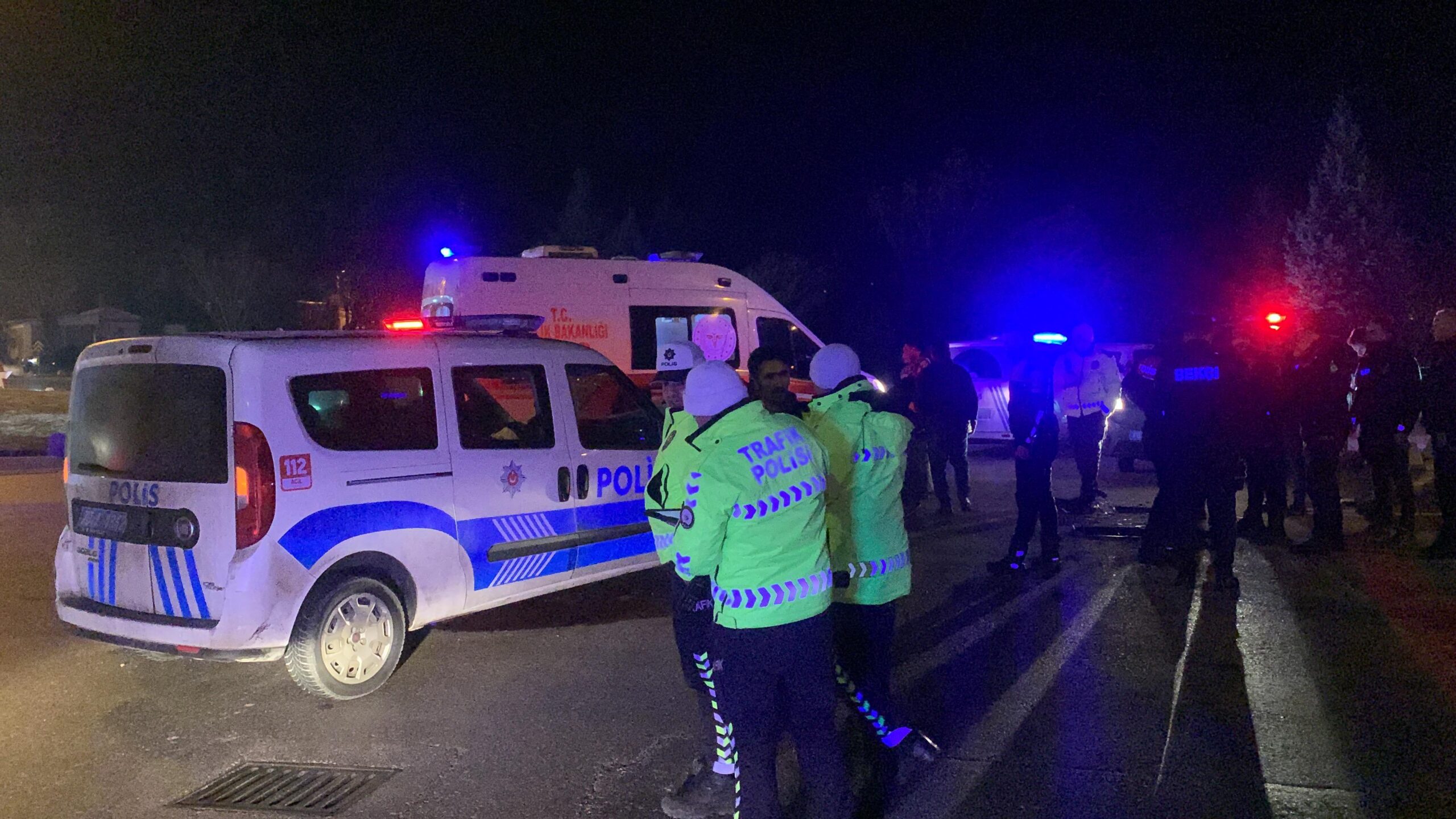 Feci kaza! Polis aracı ve otomobil çarpıştı - Resim : 3