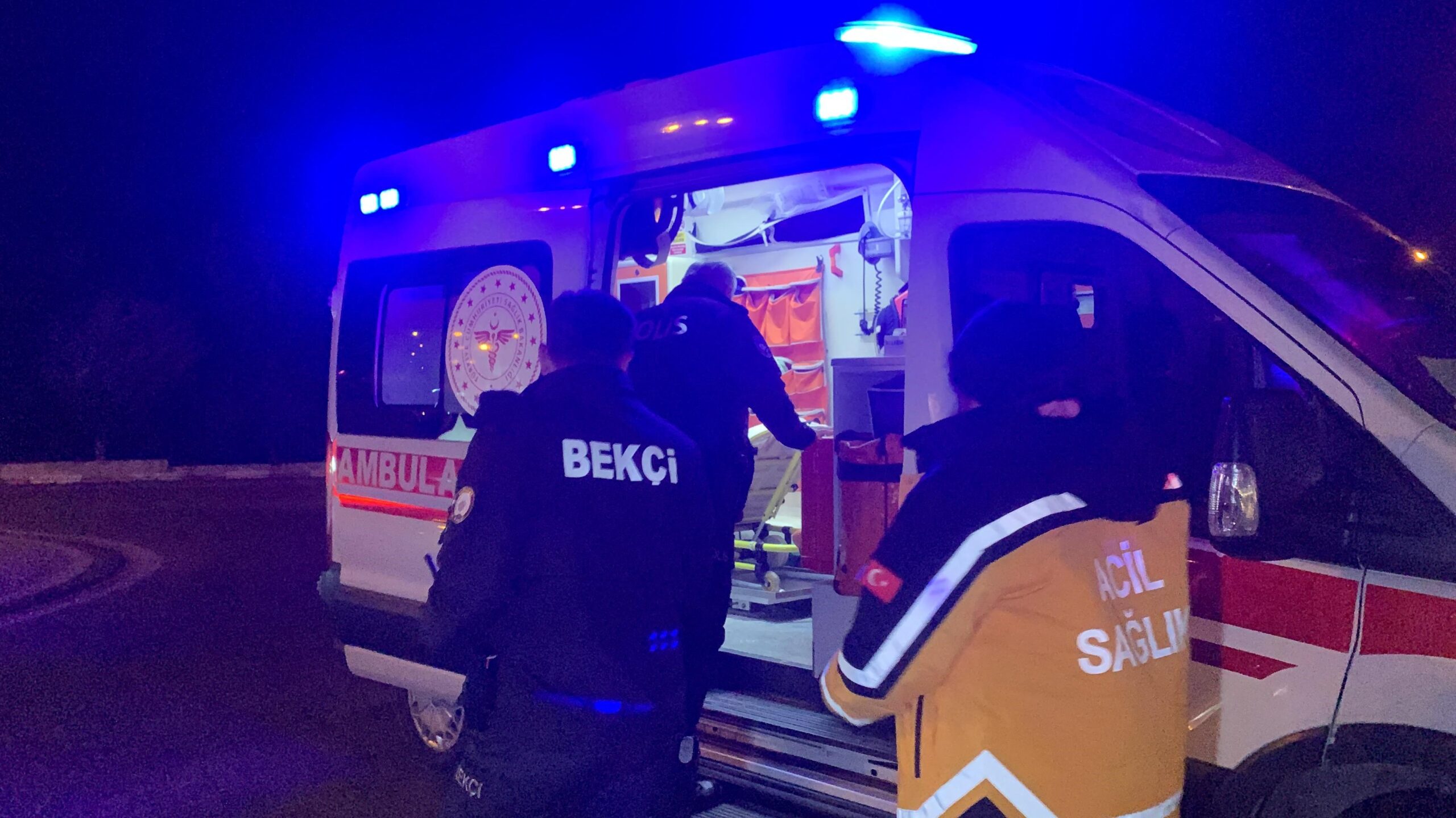 Feci kaza! Polis aracı ve otomobil çarpıştı - Resim : 2