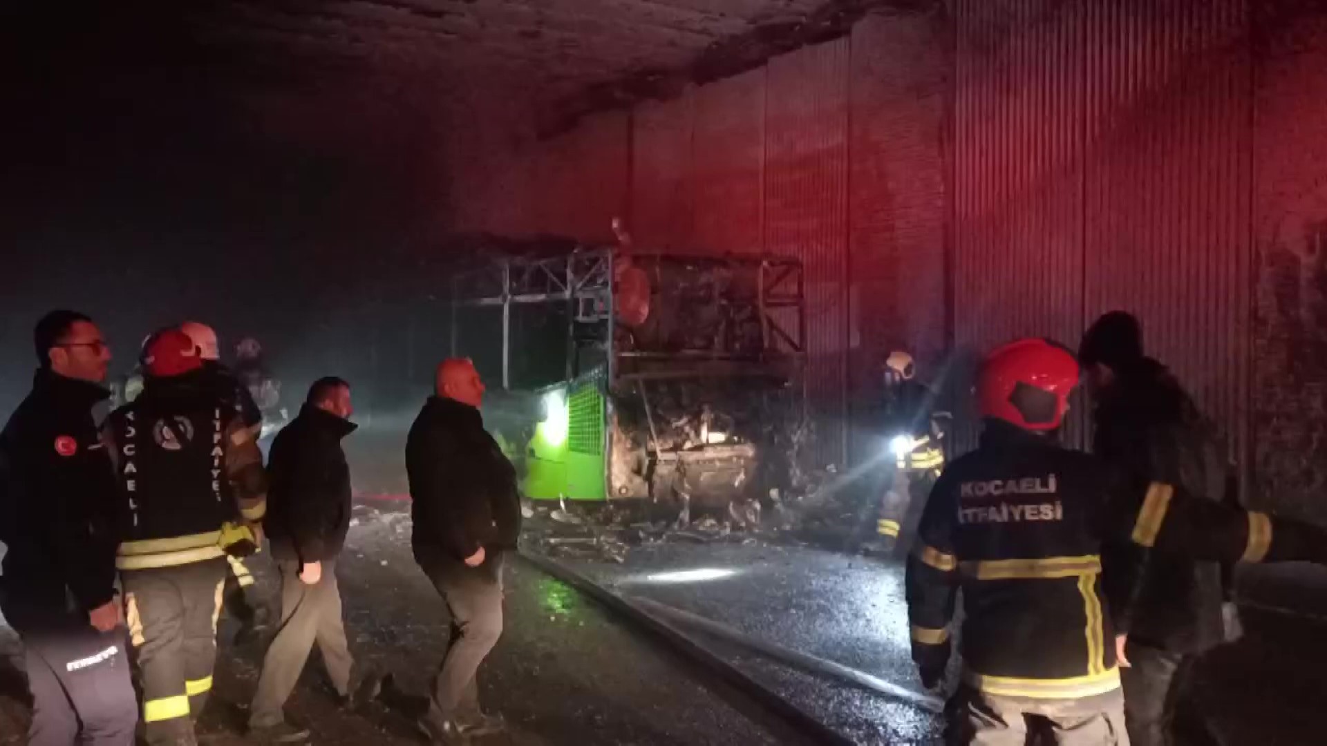 Kocaeli haber - İzmit'te halk otobüsü yandı, sadece iskeleti kaldı - Resim : 1