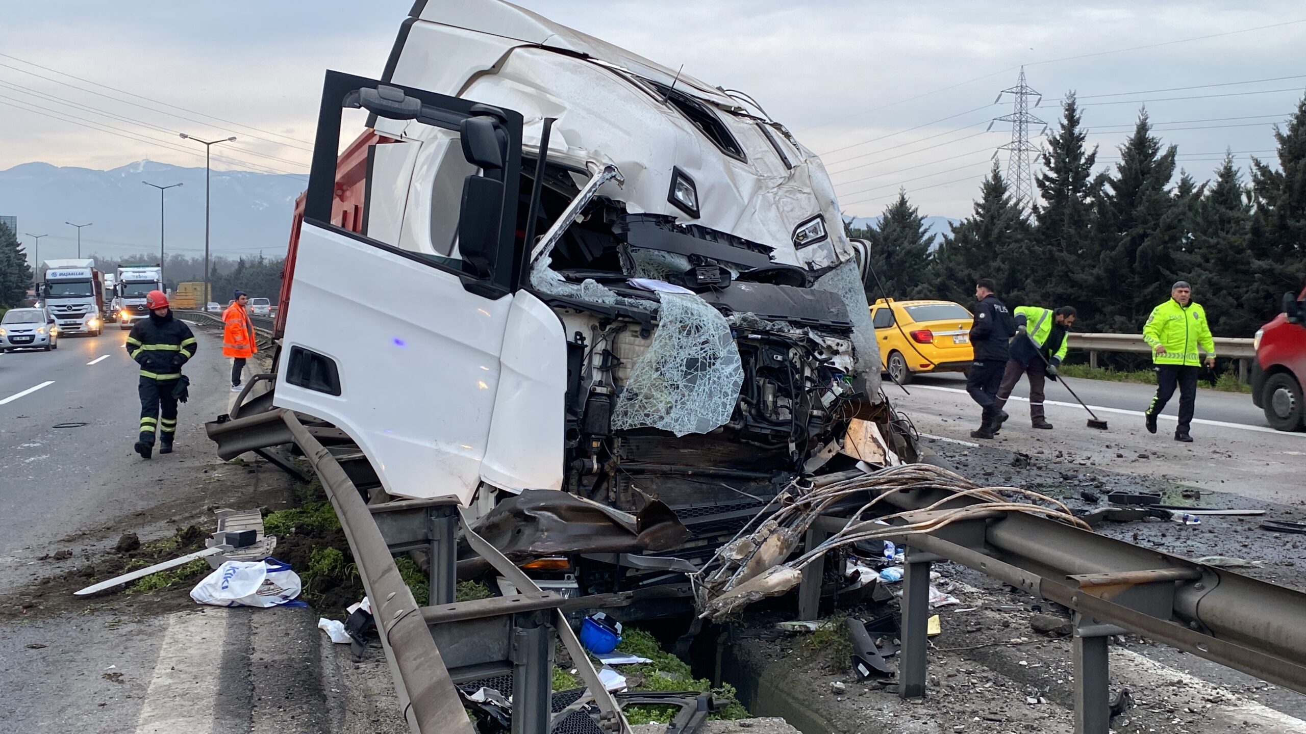 TIR bariyerlere çarptı direkleri devirdi - Resim : 2