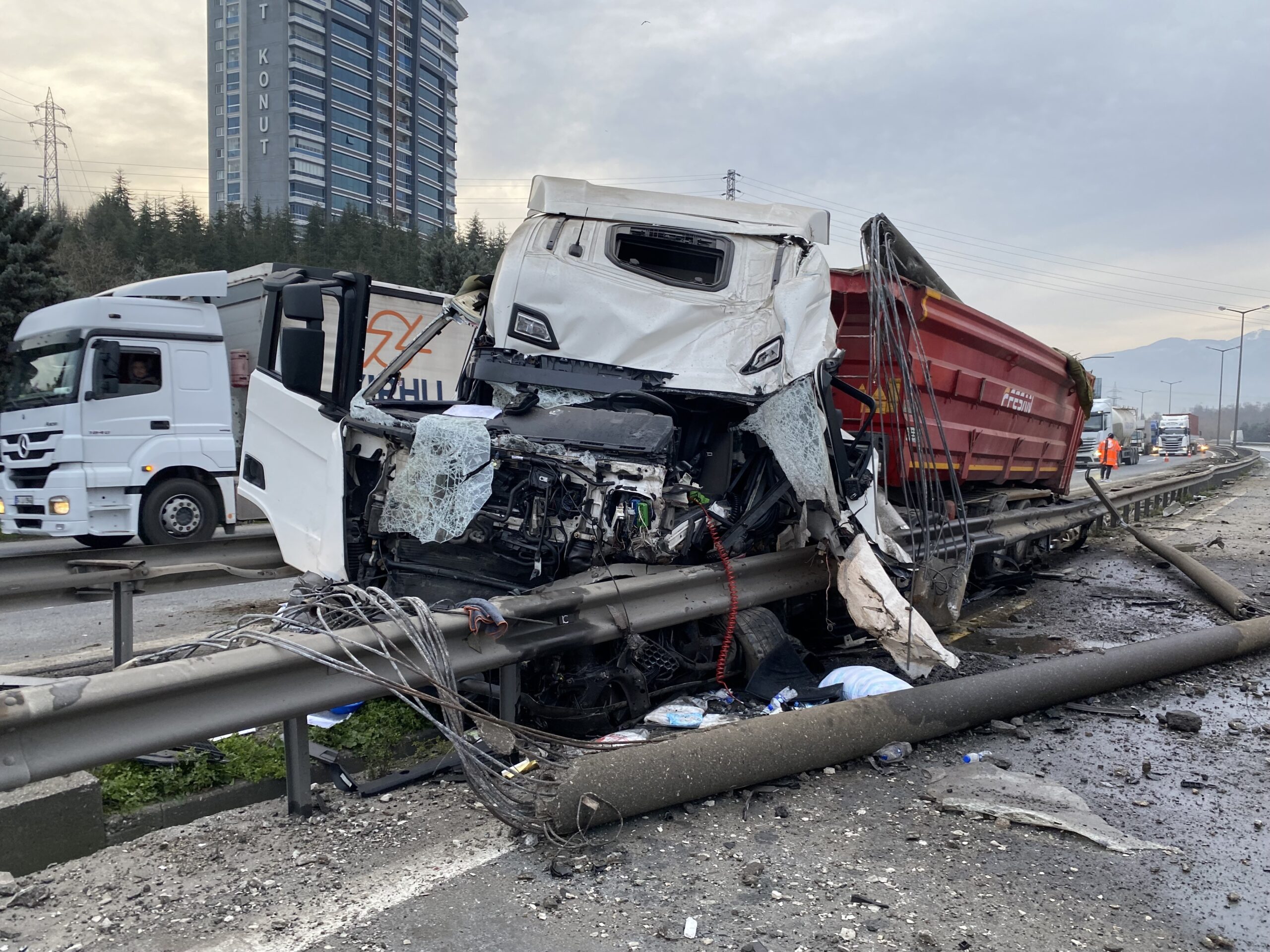 TIR bariyerlere çarptı direkleri devirdi - Resim : 1