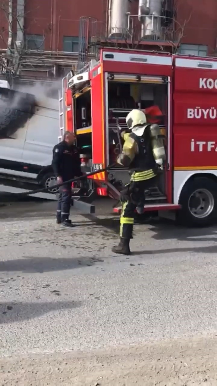 Gebze'de çekici üzerindeki minibüs alevlere teslim! - Resim : 2