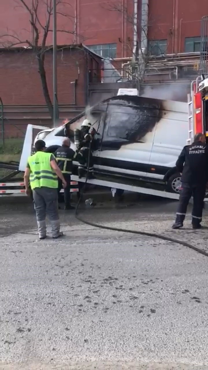 Gebze'de çekici üzerindeki minibüs alevlere teslim! - Resim : 3