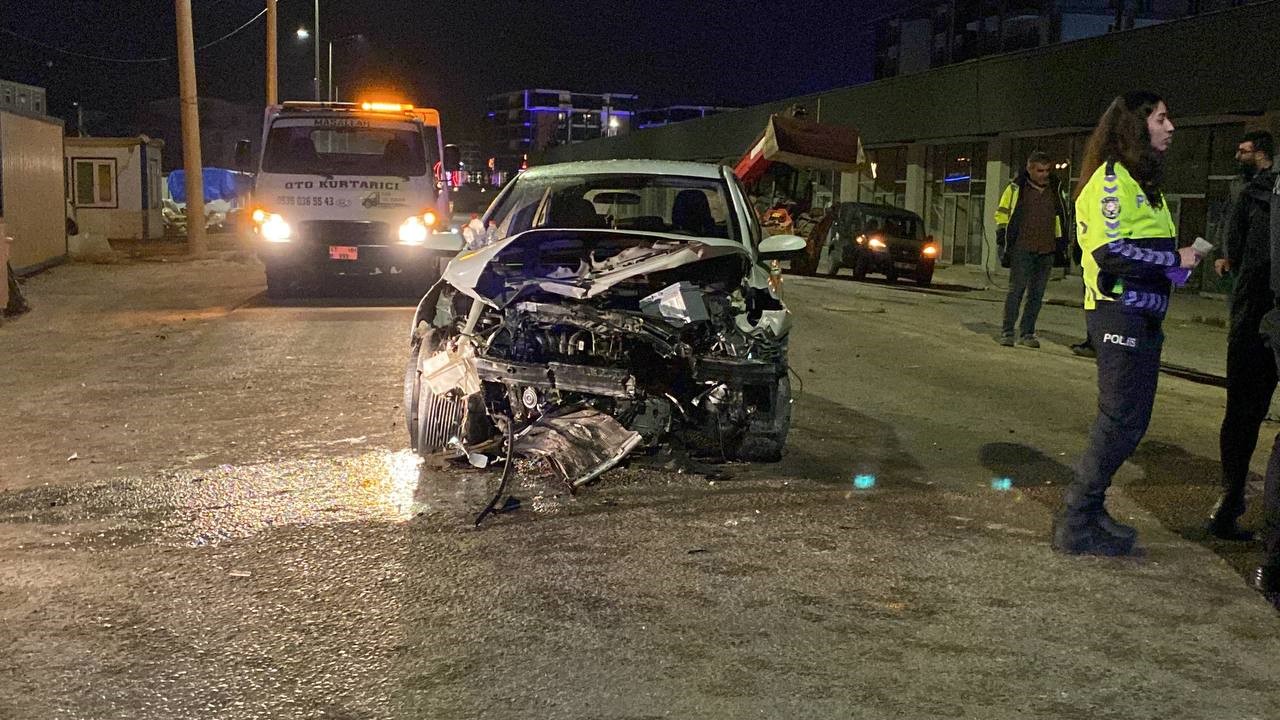 Kartepe'de iki araç kafa kafa vurdu! - Resim : 3