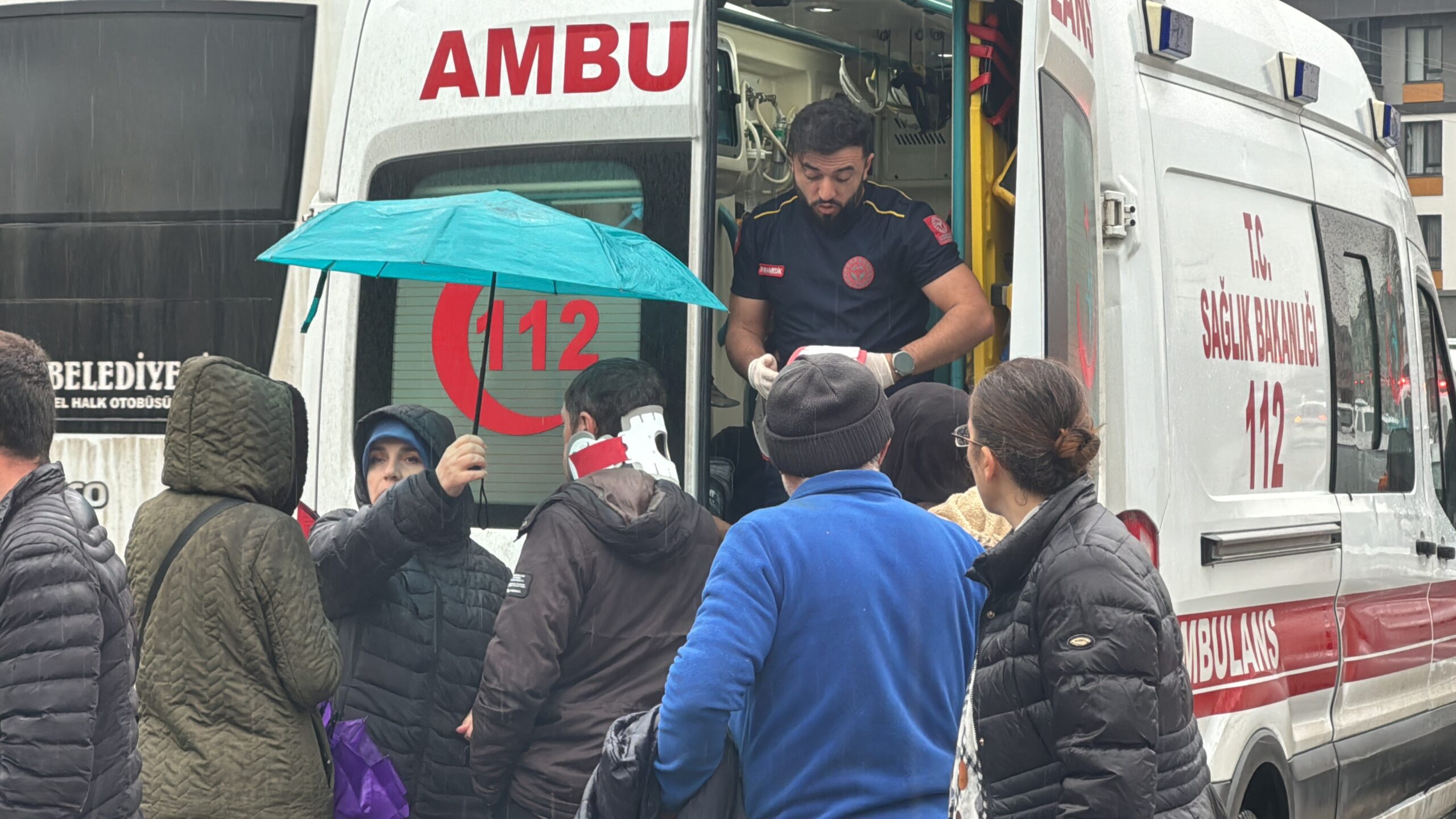 Halk otobüsü iş makinesi ile çarpıştı: 8 yaralı - Resim : 1