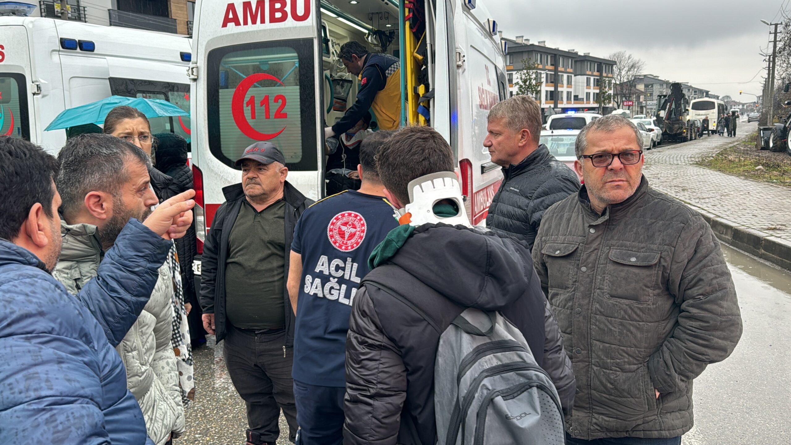 Halk otobüsü iş makinesi ile çarpıştı: 8 yaralı - Resim : 2