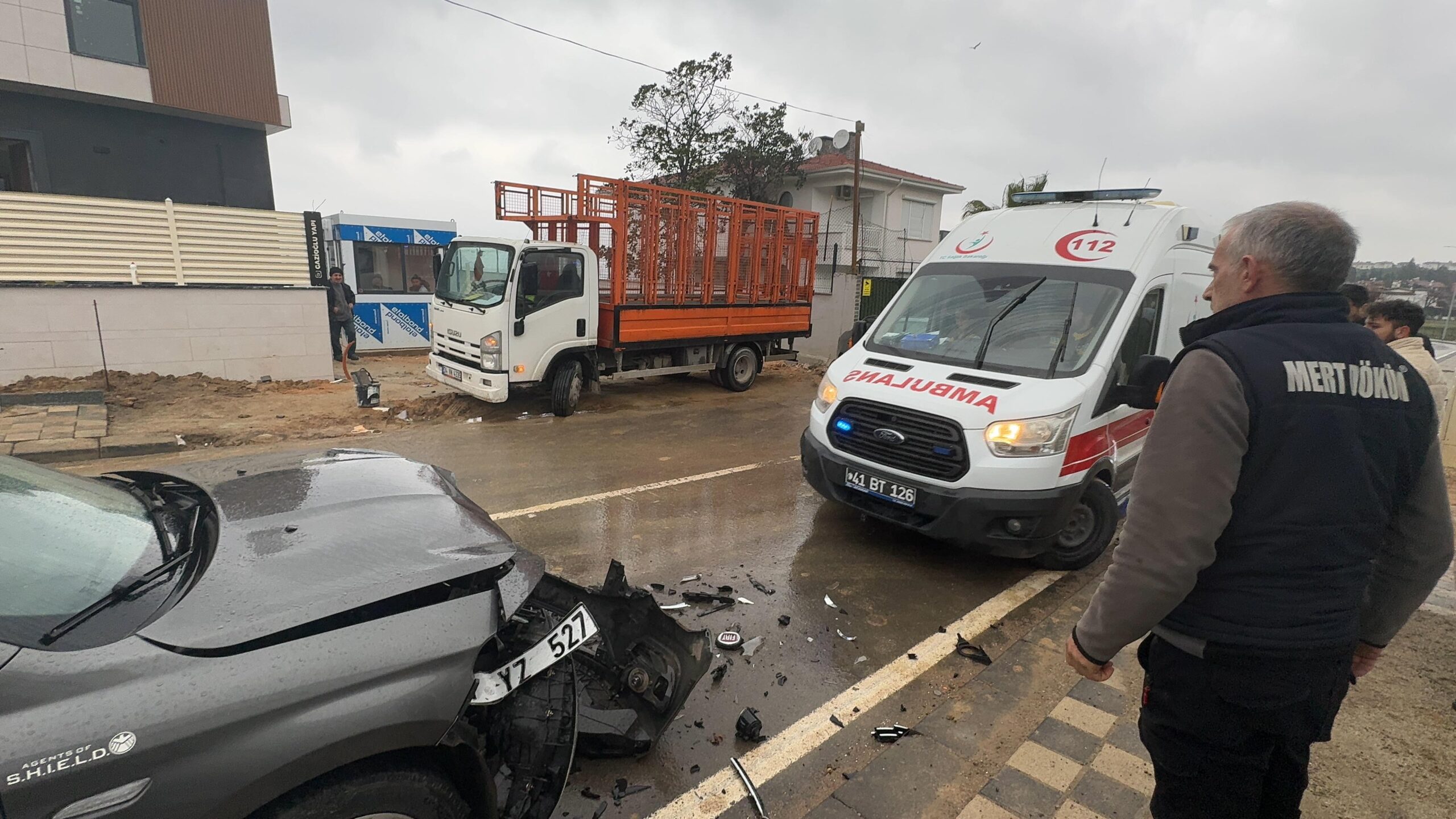 İki otomobil çarpıştı: 1'i çocuk 4 yaralı - Resim : 2