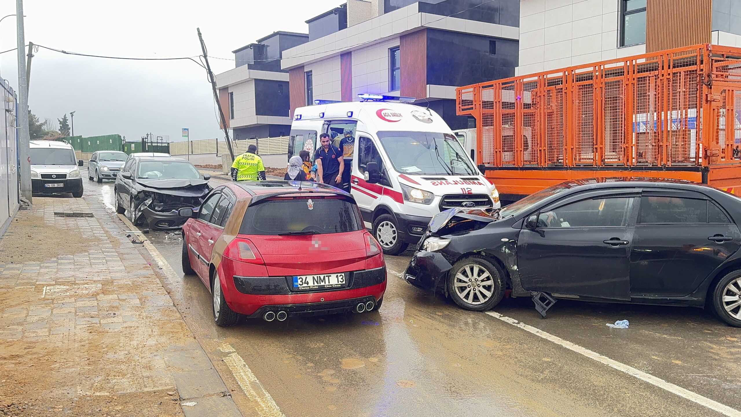 İki otomobil çarpıştı: 1'i çocuk 4 yaralı - Resim : 3