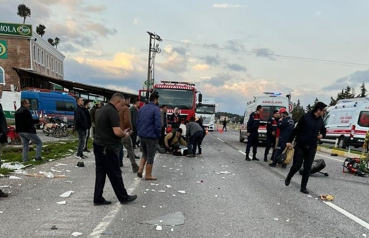 Mermer yüklü tır, işçi servisi ile çarpıştı: 9 yaralı - Resim : 1