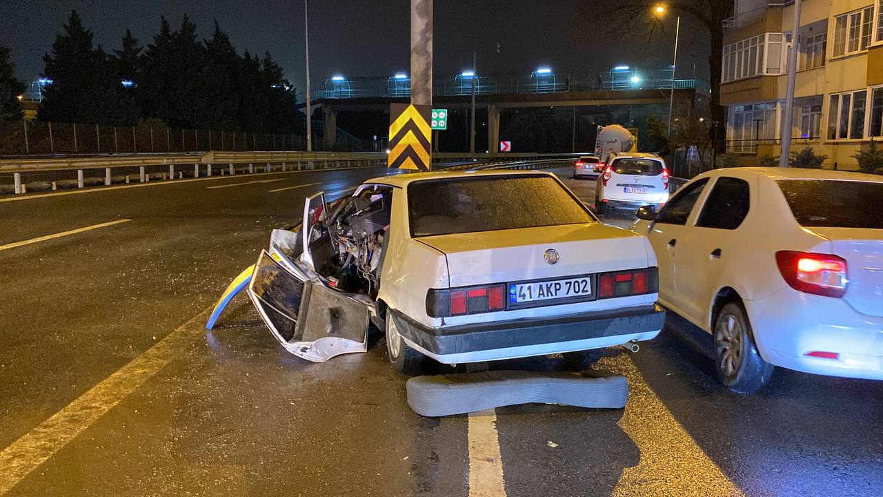 Feci kaza! Otomobil bariyerlere saplandı - Resim : 5