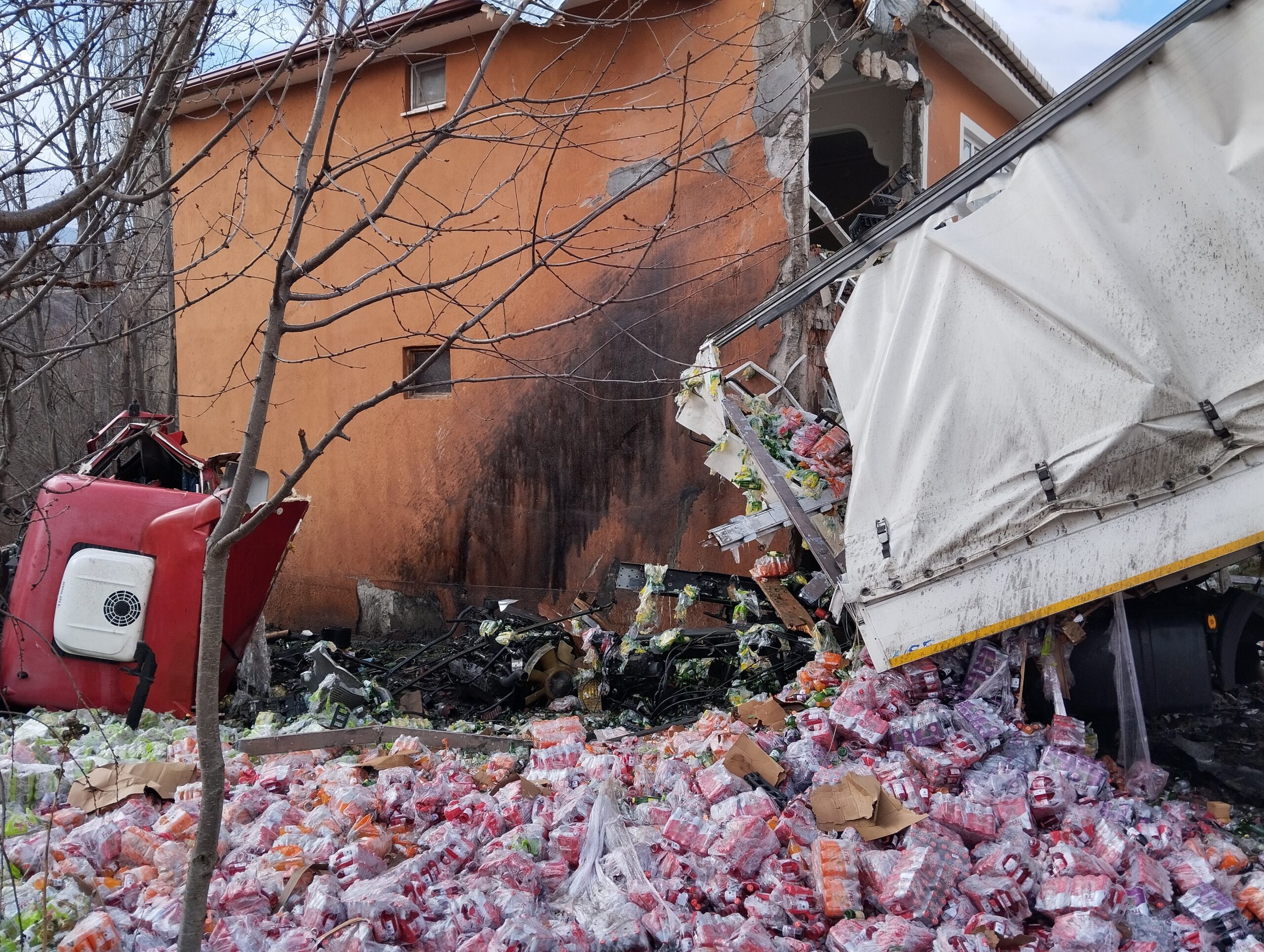 Bu evin üzerine sürekli kamyon uçuyor - Resim : 1