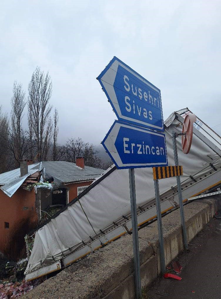 Bu evin üzerine sürekli kamyon uçuyor - Resim : 2