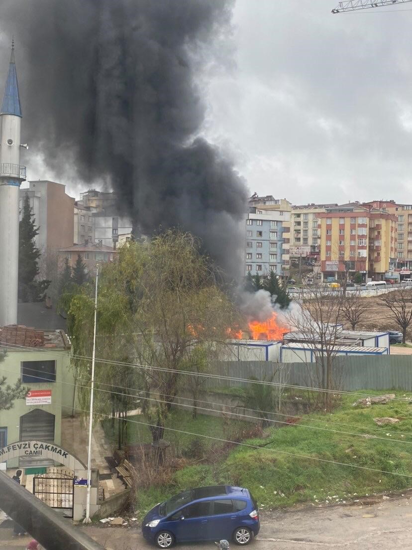 İşçilerin kaldığı konteyner alev alev yandı - Resim : 1