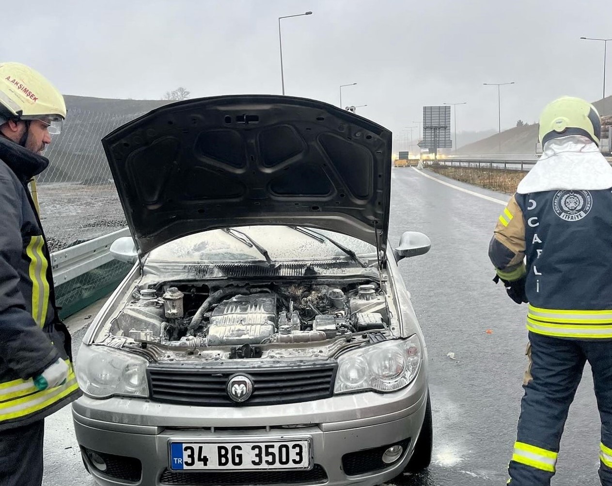 Seyir halindeki otomobilde yangın çıktı - Resim : 1