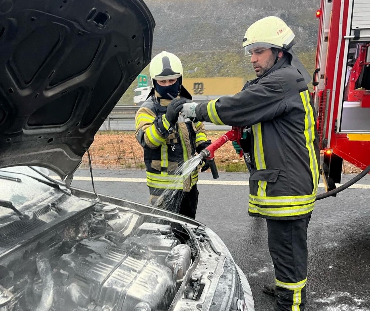 Seyir halindeki otomobilde yangın çıktı - Resim : 2