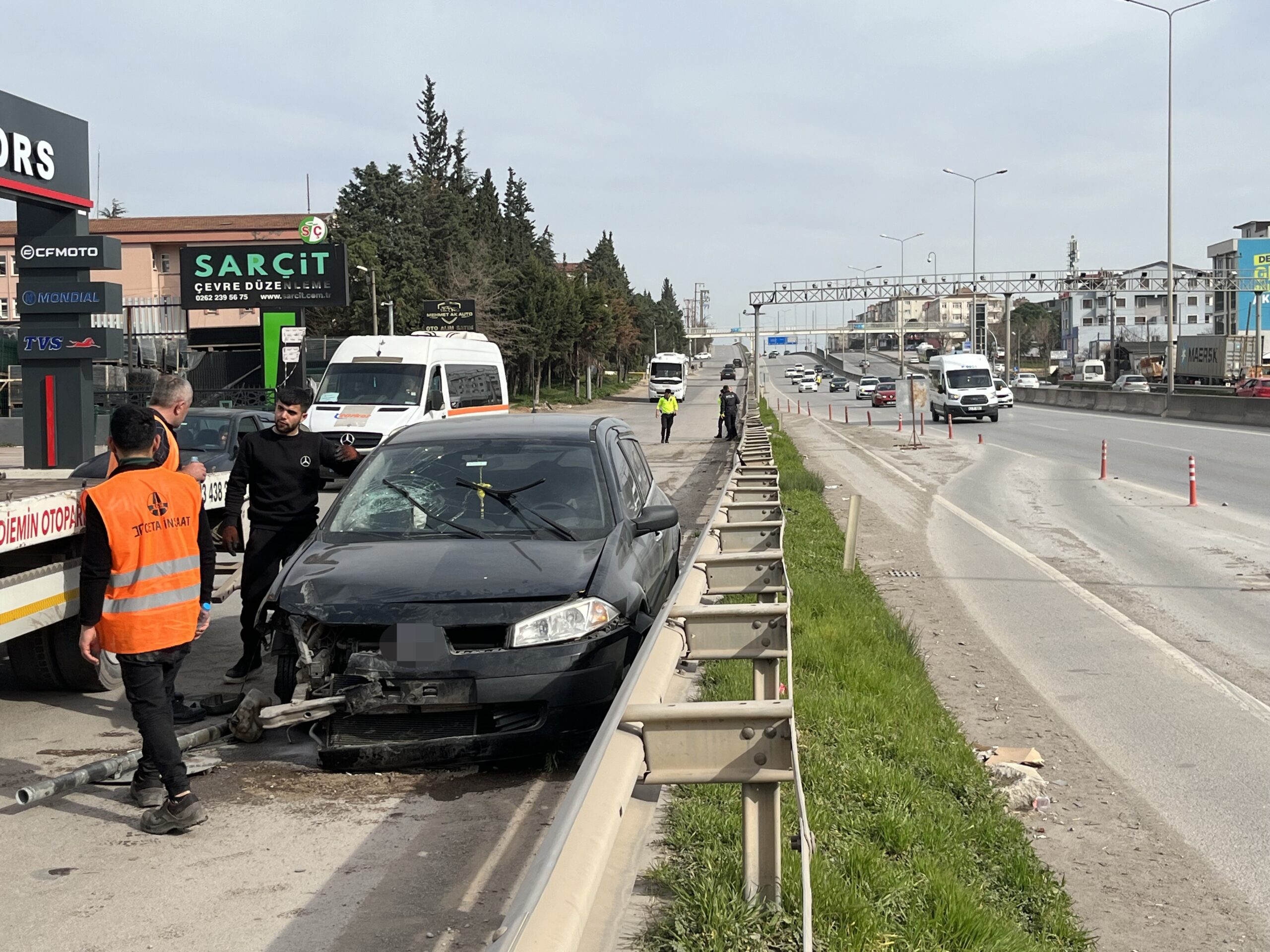 Bariyeri aştı D-100’den caddeye uçtu - Resim : 2