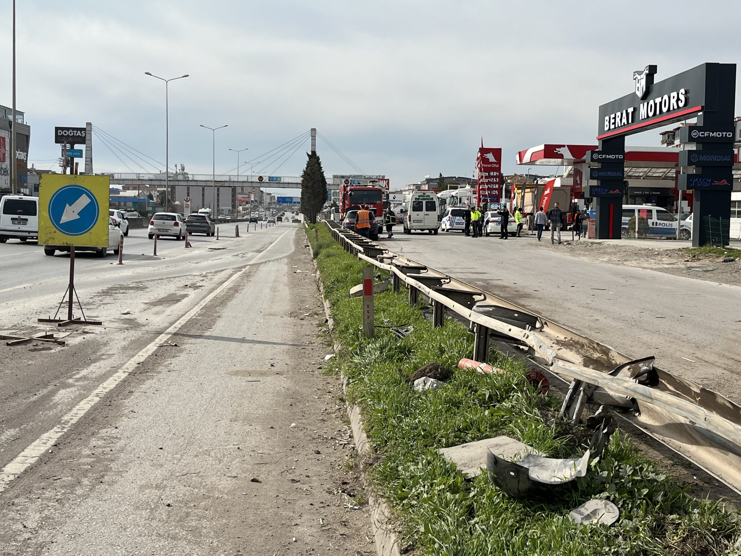 Bariyeri aştı D-100’den caddeye uçtu - Resim : 3