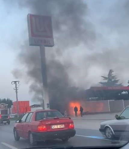 Akaryakıt istasyonunda yangın! Fecia teğet geçti - Resim : 1