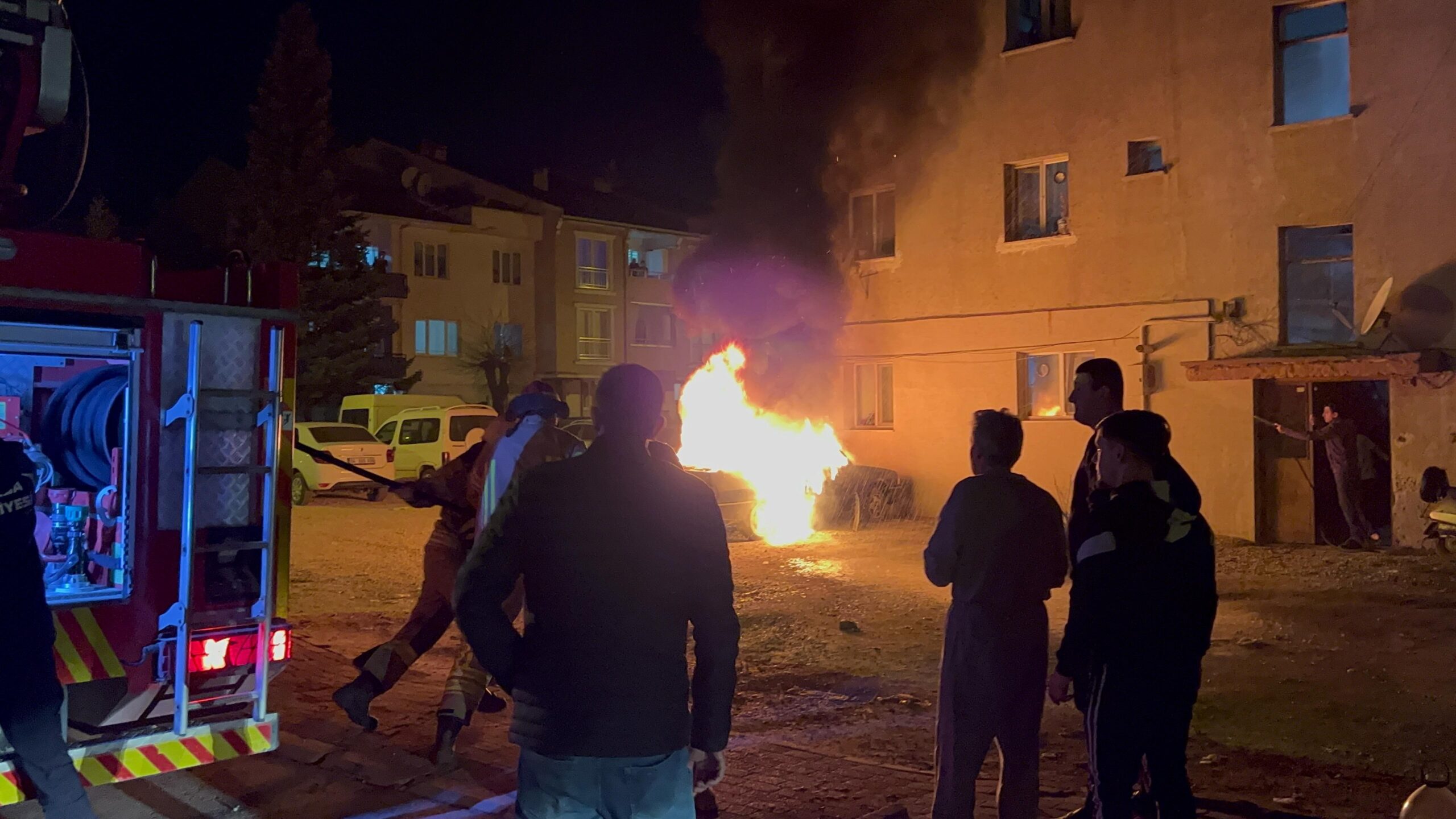 Park halindeki araç alev aldı - Resim : 1