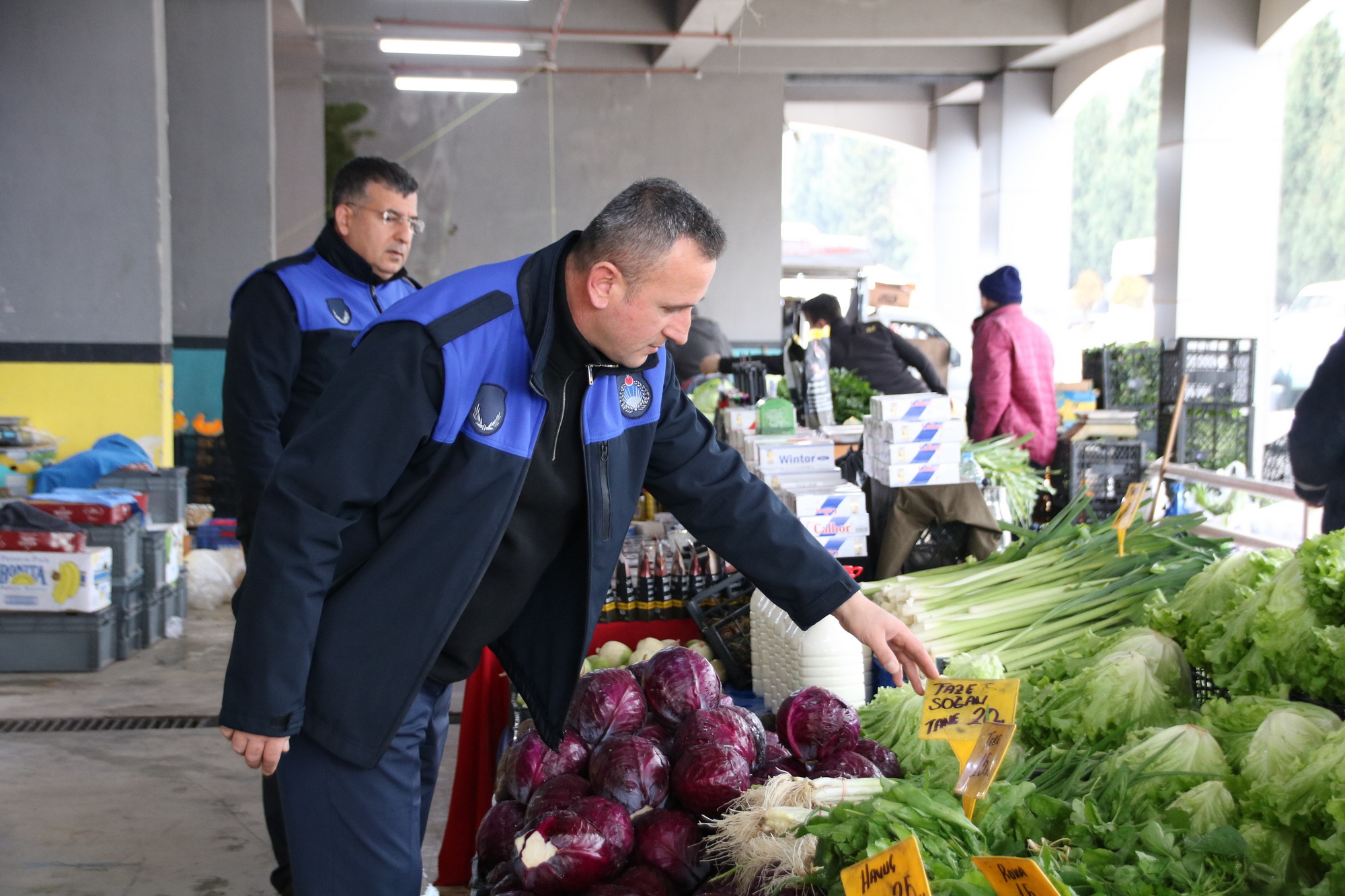 Zabıta ekipleri, semt pazarlarını denetledi - Resim : 2