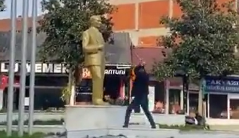 Sakarya’da Atatürk büstüne saldırı! Sakarya’da Atatürk büstüne saldıran kim? Atatürk büstüne kim saldırdı?