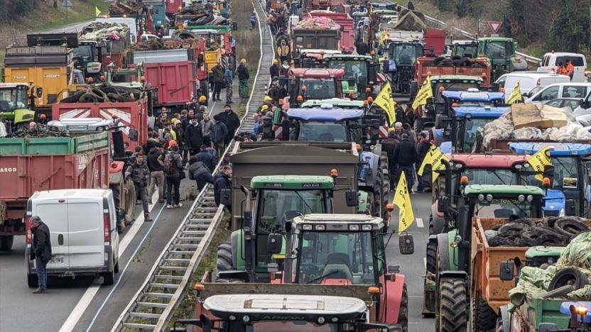 Fransa'da yolu traktörlerle kapatan