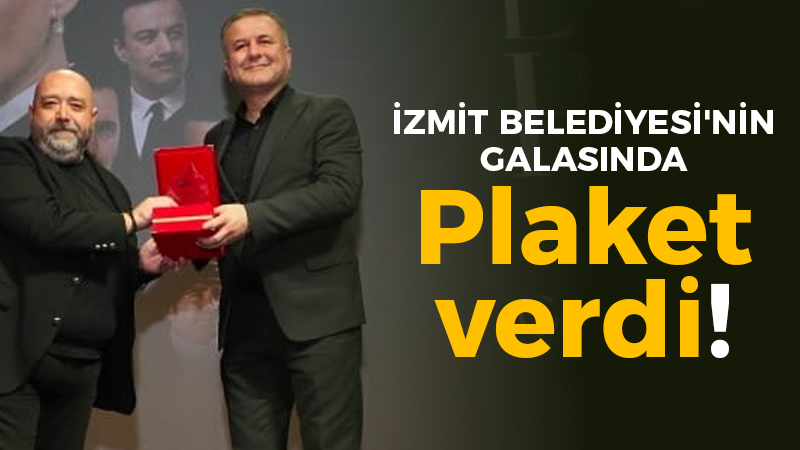 İzmit Belediyesi’nin programında Ali Korkmaz’dan plaket