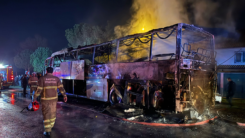 Seyir halindeki otobüs alev alev yandı - Resim : 1