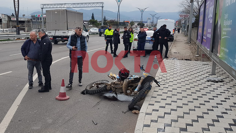 Motosikletle panelvan çarpıştı: Sürücü ağır yaralandı - Resim : 1