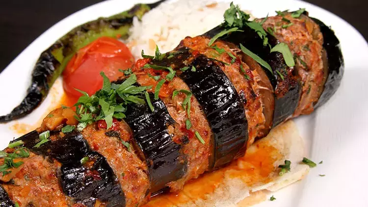 Gelinim Mutfakta Patlıcanlı Ramazan Kebabı TARİFİ: Patlıcanlı Ramazan Kebabı Nasıl Yapılır? 11 Mart 2024 Gelinim Mutfakta Patlıcanlı Ramazan Kebabı - Resim : 1