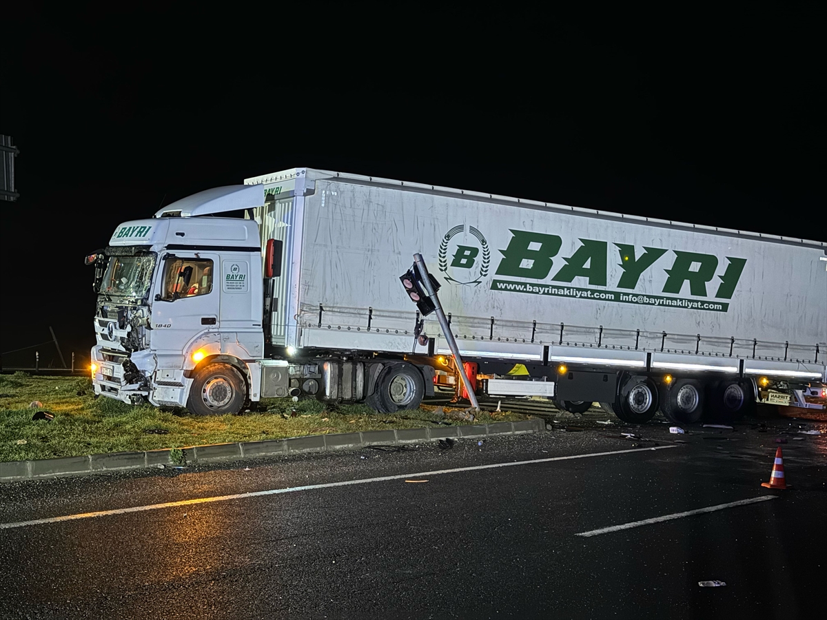 Öğrenci servisi ve TIR çarpıştı! Yaralılar var - Resim : 1