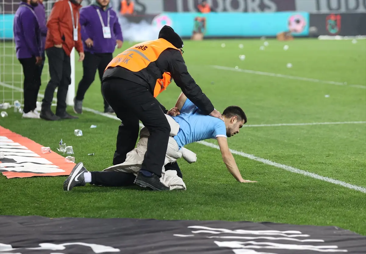 Trabzon’da rezalet görüntüler: Fenerbahçeli futbolculara saldırı - Resim : 2