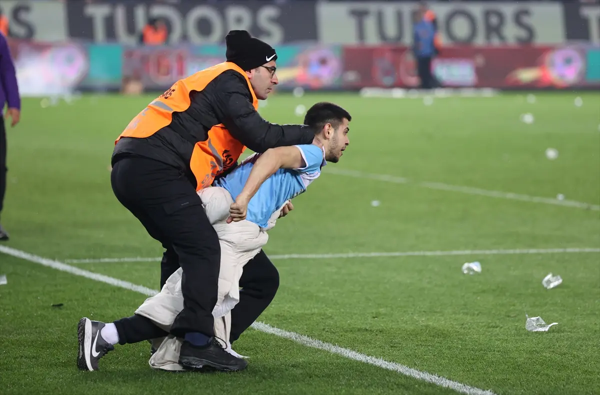 Trabzon’da rezalet görüntüler: Fenerbahçeli futbolculara saldırı - Resim : 3