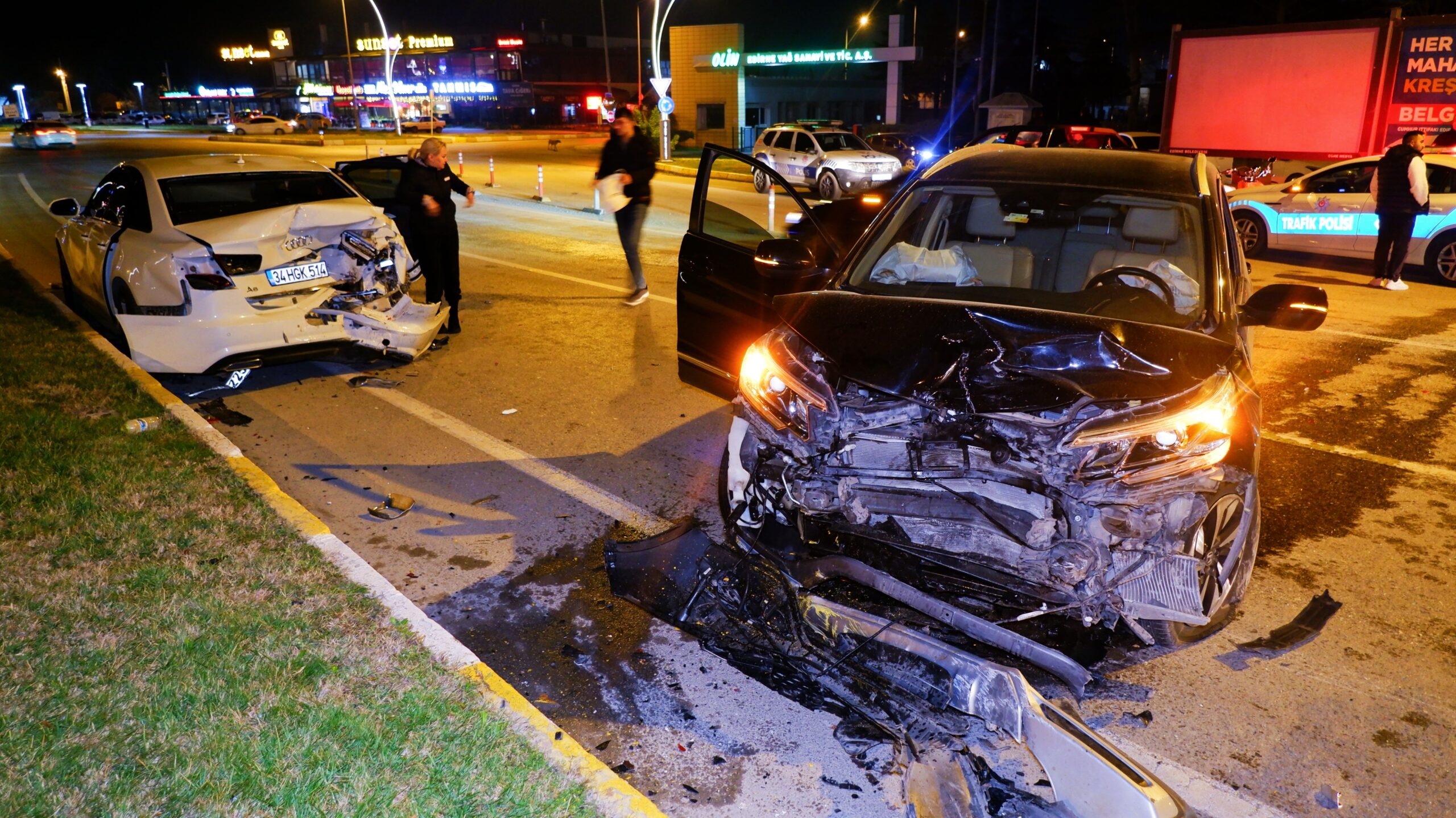 Korkunç kaza! Otomobiller tanınmaz hale geldi - Resim : 2